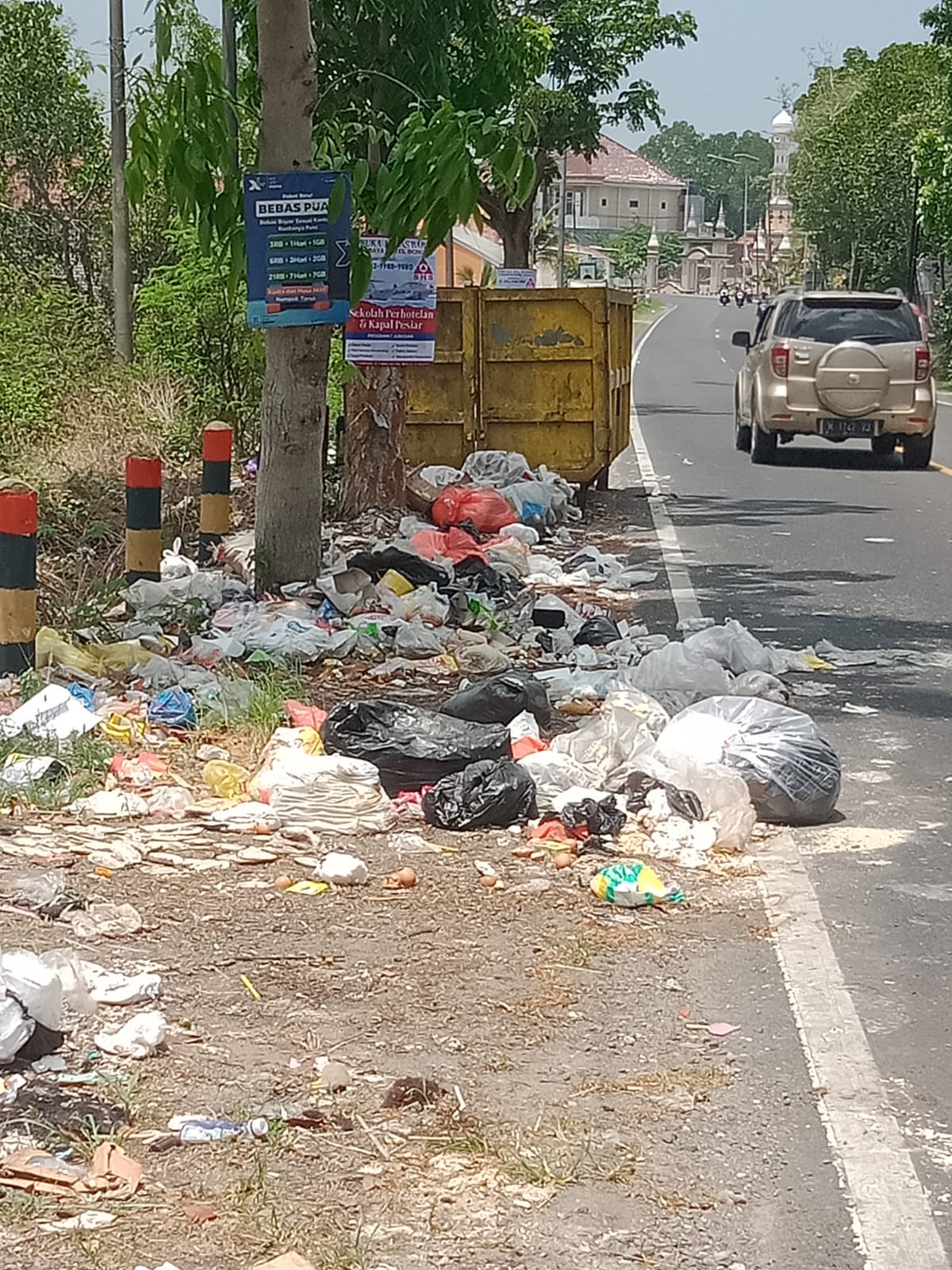 Foto : Miris! Sampah Berserakan Dan Bau Busuk di Jalan Raya Sabiyan Bangkalan.
