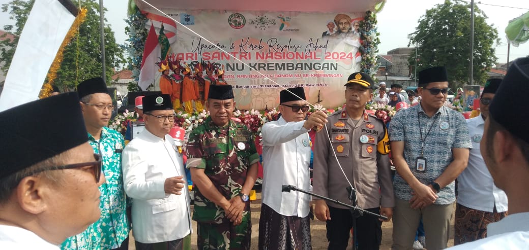 Foto : Sinergi dengan Toga, Danramil Krembangan Hadiri Upacara dan Kirab Resolusi Jihad Dalam Rangka Hari Santri Nasional