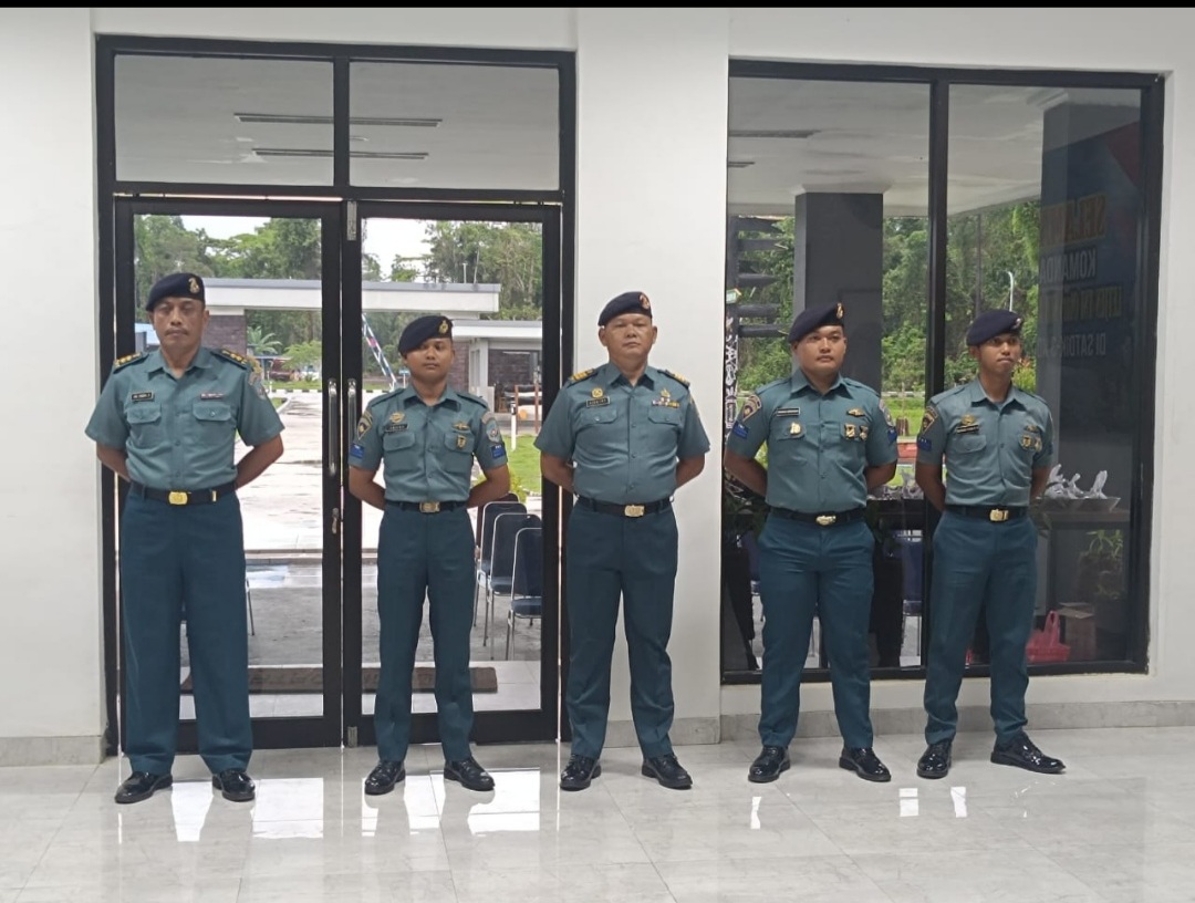 Foto : Tanamkan Rasa Bangga, Dansatdik - 3 Kodiklatal Pimpin Prosesi Kenaikan Pangkat Prajuritnya