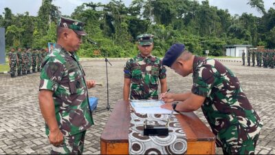 Foto : Dansatdik - 3 Kodiklatal Pimpin Acara Serah Terima Mantan Siswa Satdik 3 Ke Koarmada III