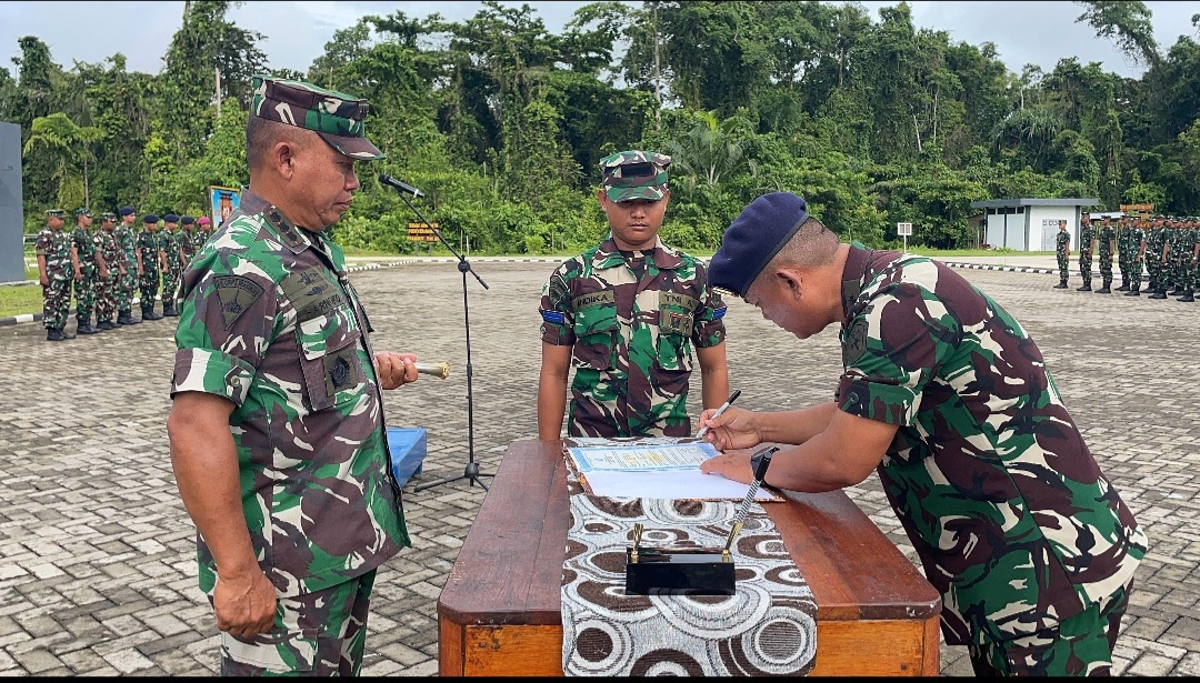 Foto : Dansatdik - 3 Kodiklatal Pimpin Acara Serah Terima Mantan Siswa Satdik 3 Ke Koarmada III