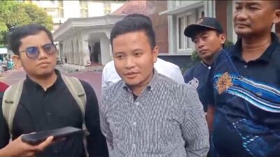 Foto : Bung Taufik. SH.MH Saat di Wawancarai oleh Puluhan Wartawan di PLN Jawa Timur