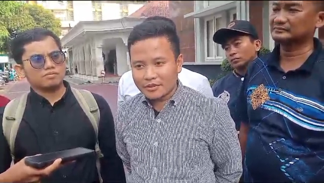 Foto : Bung Taufik. SH.MH Saat di Wawancarai oleh Puluhan Wartawan di PLN Jawa Timur