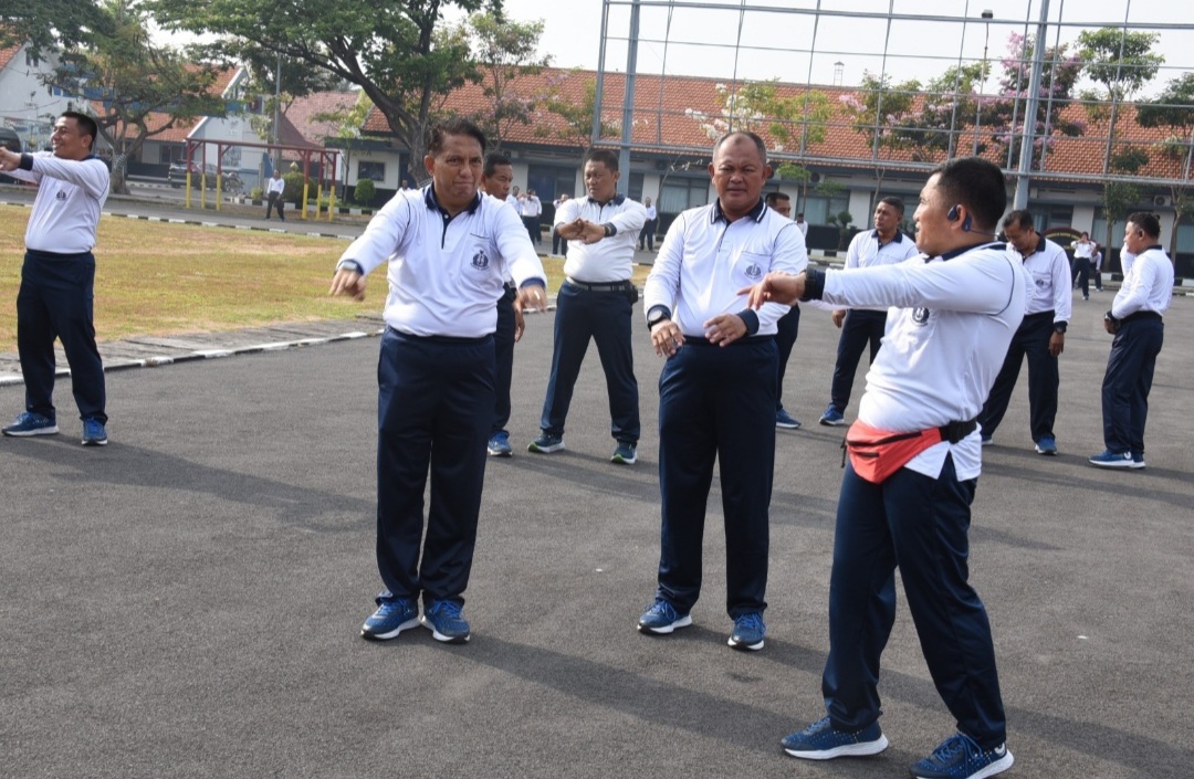 Foto : Jaga Kebugaran Tubuh, Personel Kodiklatal Laksanakan Olahraga