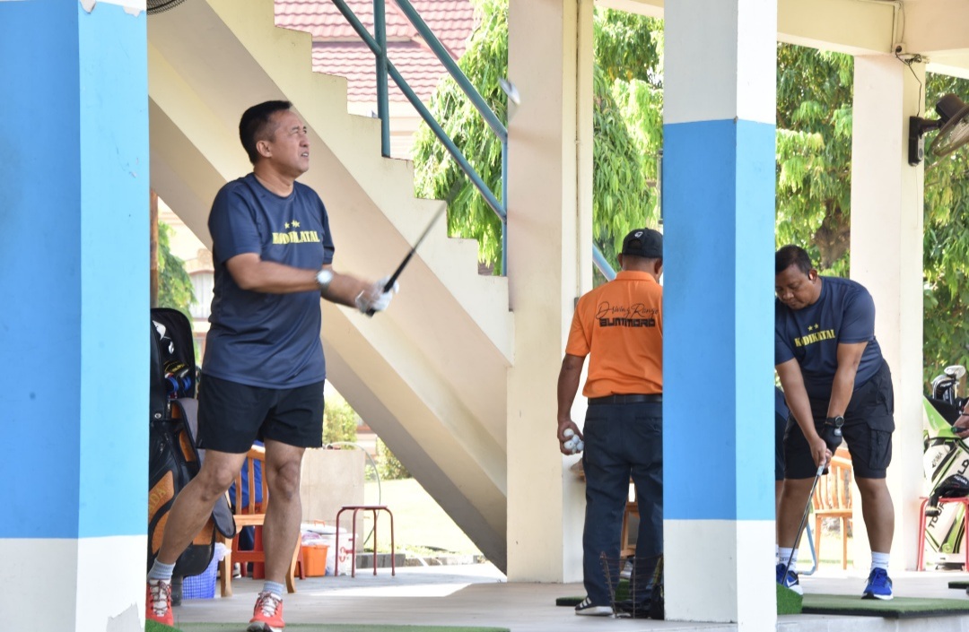 Foto : Jaga kebugaran Tubuh, Dankodiklatal Laksanakan Olahraga Golf