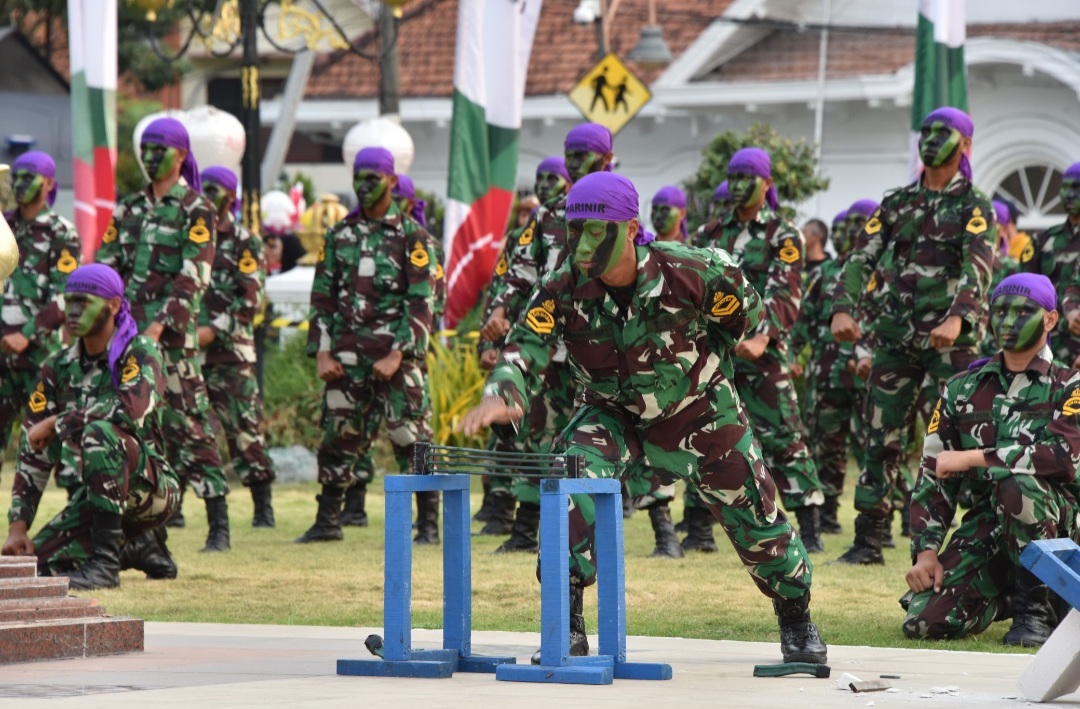Foto ; Parade Surya Senja Bergema, Warga Jatim Padati Gedung Negara Grahadi