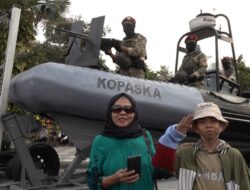 Antusiasme Warga Jatim Nikmati Alutsista TNI AL Saat Parade Surya Senja di Grahadi
