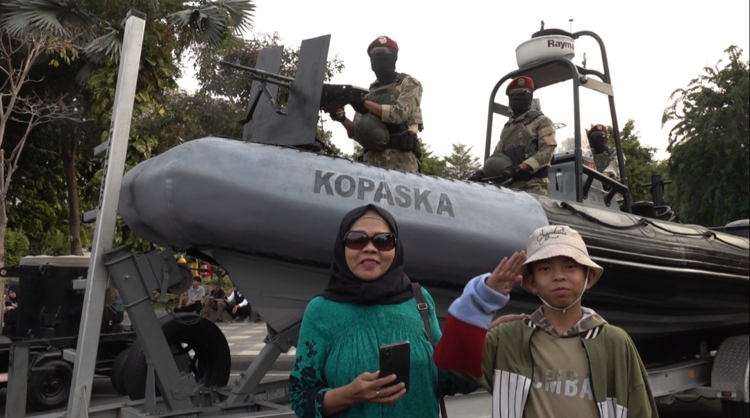 Foto : Antusiasme Warga Jatim Nikmati Alutsista TNI AL Saat Parade Surya Senja di Grahadi