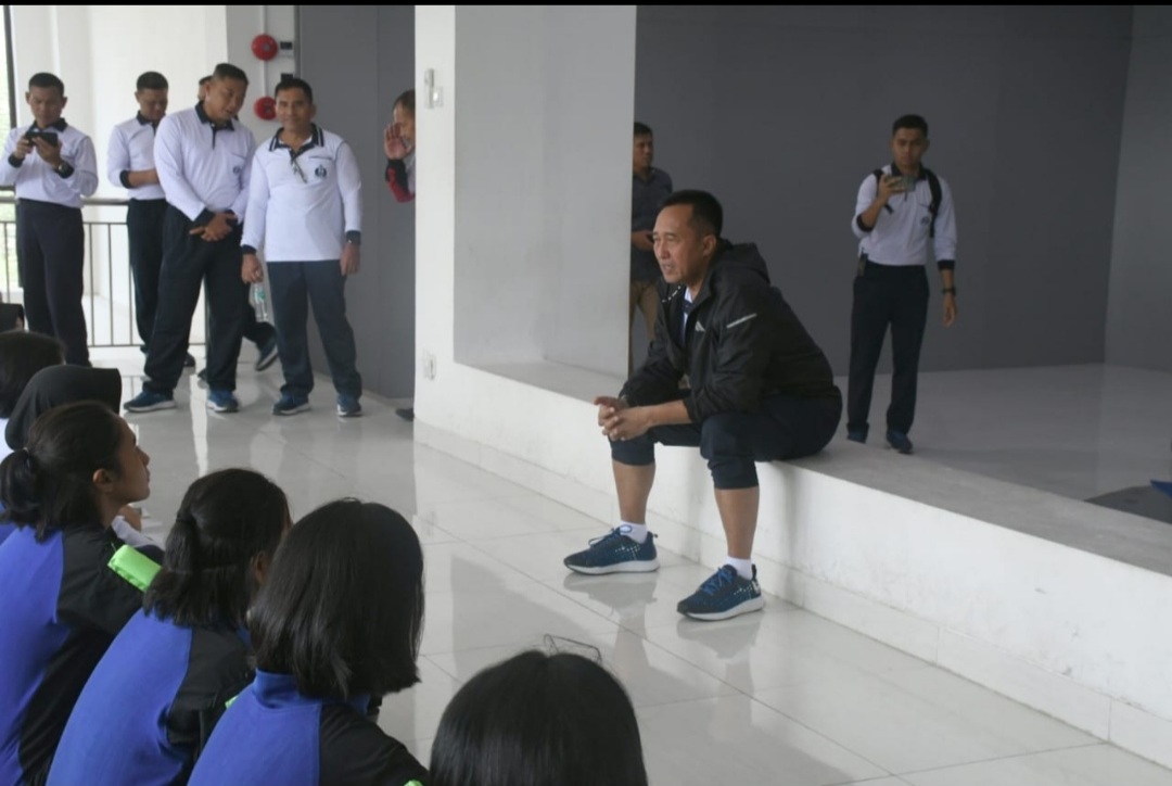 Foto : Dankodiklatal Tinjau Latihan Terjun Free Fall di Sky Diving Simulator Pusdiksus