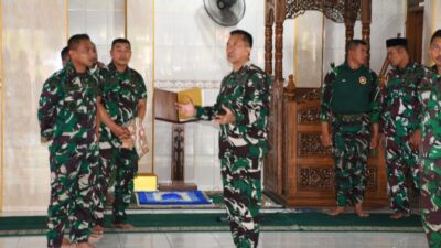 Foto : Komandan Kodiklatal Letjen TNI Mar Nur Alamsyah Sholat Jumat Bersama Siswa Dikmaba TNI AL