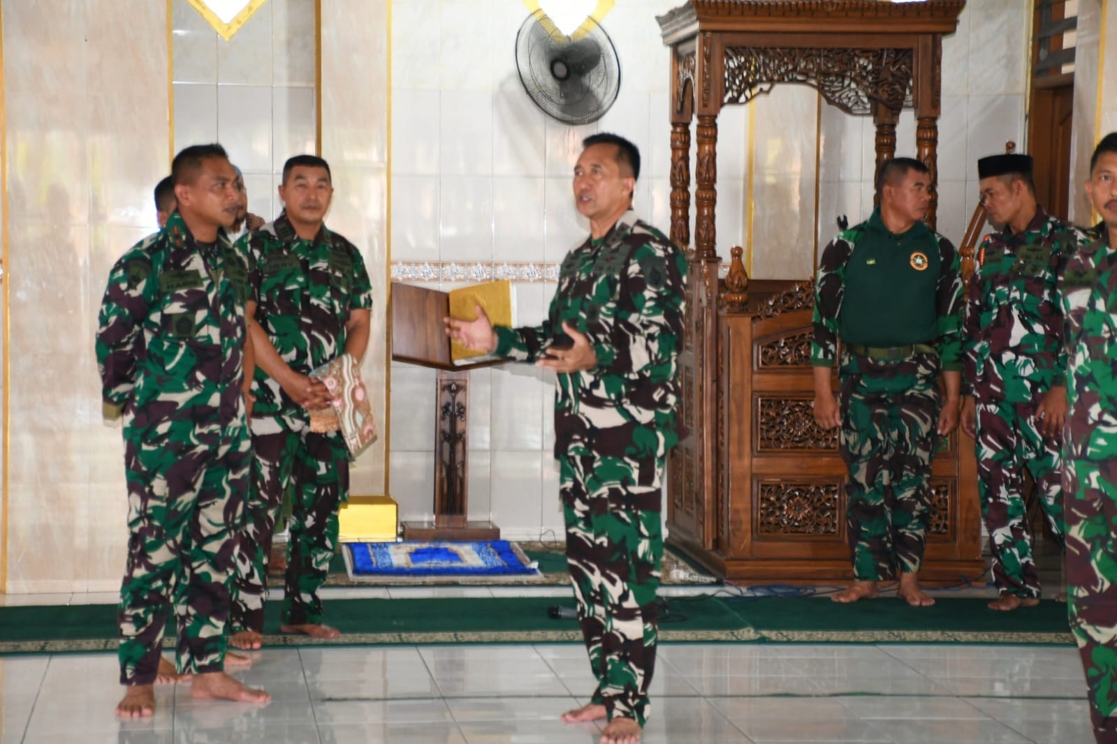 Foto : Komandan Kodiklatal Letjen TNI Mar Nur Alamsyah Sholat Jumat Bersama Siswa Dikmaba TNI AL