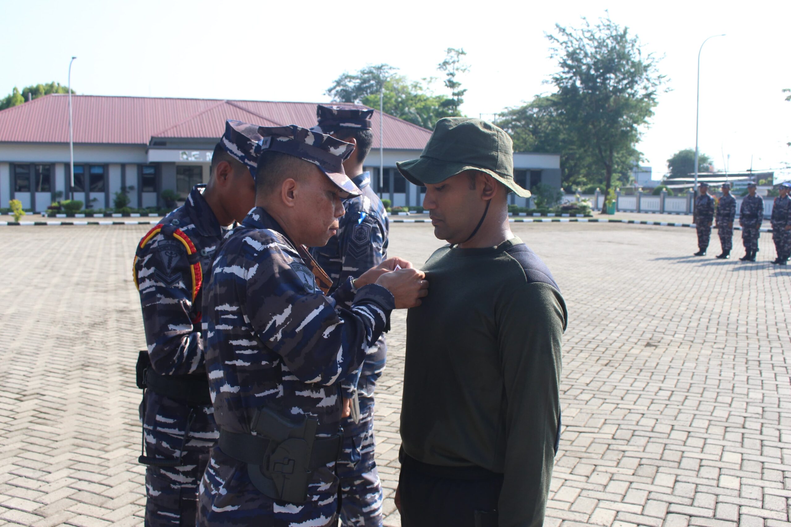 Foto : Bangun Jiwa Bela Negara, Satdik - 2 Kodiklatal Latih Mahasiswa Campus BRI Makassar