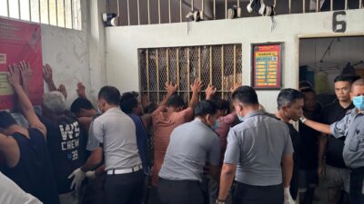 Foto : Lapas Narkotika Kelas IIA Pamekasan Kembali Gelar Penggeledahan Guna Untuk Meningkatkan Penertipan Kamar Hunian