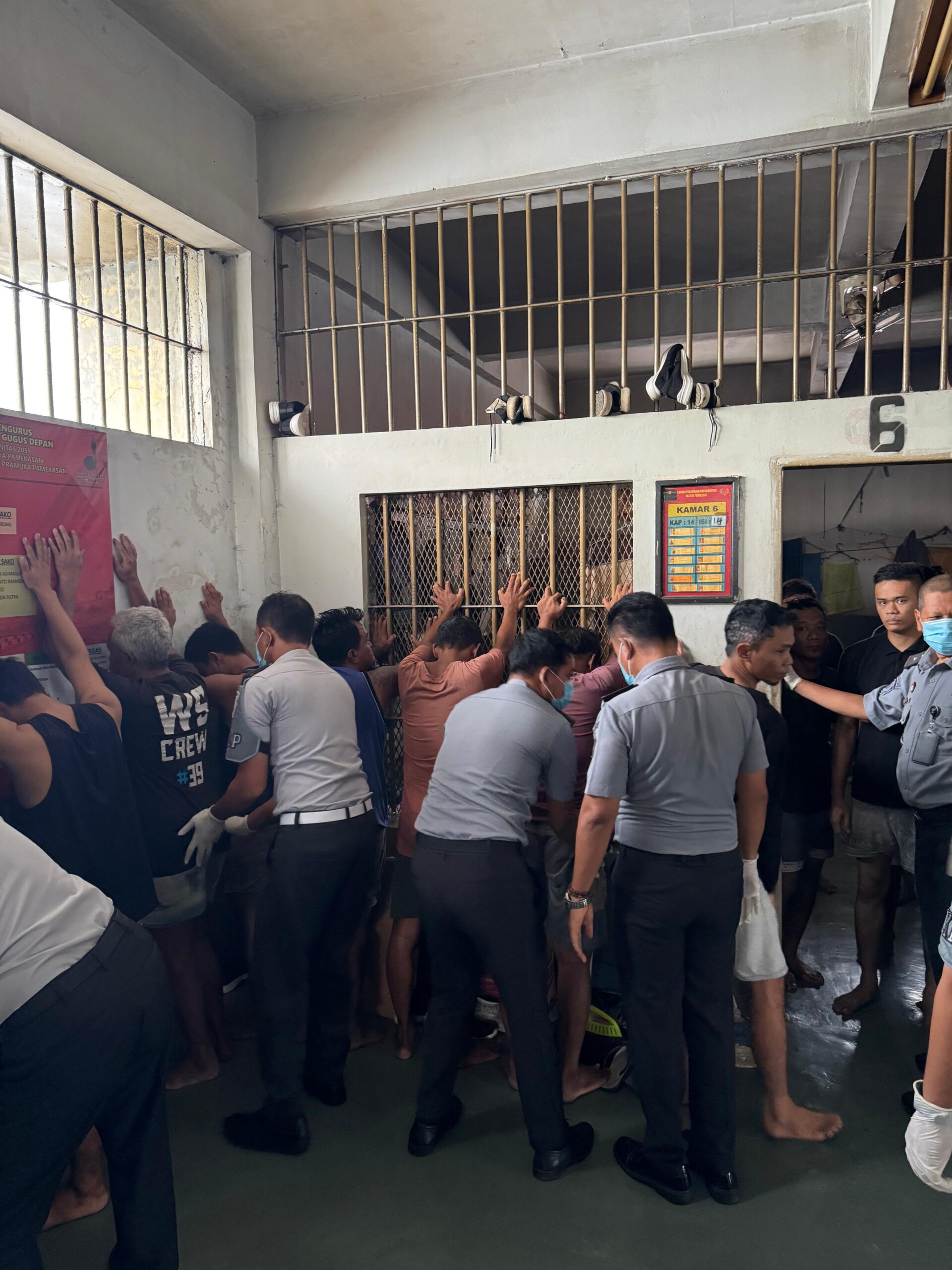 Foto : Lapas Narkotika Kelas IIA Pamekasan Kembali Gelar Penggeledahan Guna Untuk Meningkatkan Penertipan Kamar Hunian