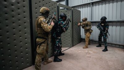 Foto : Marinir TNI AL Bersama Tentara Australia Laksanakan Peperangan Kota Jarak Dekat Dalam Latgabma Keris Woomera