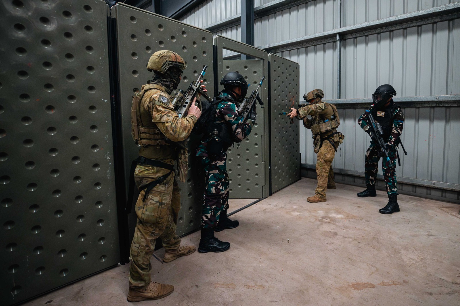 Foto : Marinir TNI AL Bersama Tentara Australia Laksanakan Peperangan Kota Jarak Dekat Dalam Latgabma Keris Woomera