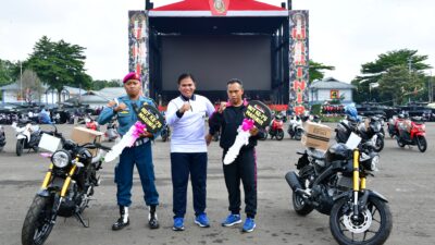 Foto ; Pejabat Kodiklatal Hadiri Olahraga Bersama Kasal Sambut HUT Korps Marinir ke-79