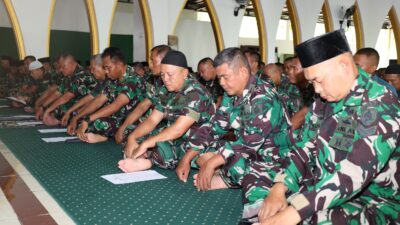 Foto ; Dankodikmar Pimpin Doa Bersama dan Santunan Anak Yatim dalam Peringatan HUT Marinir ke-79