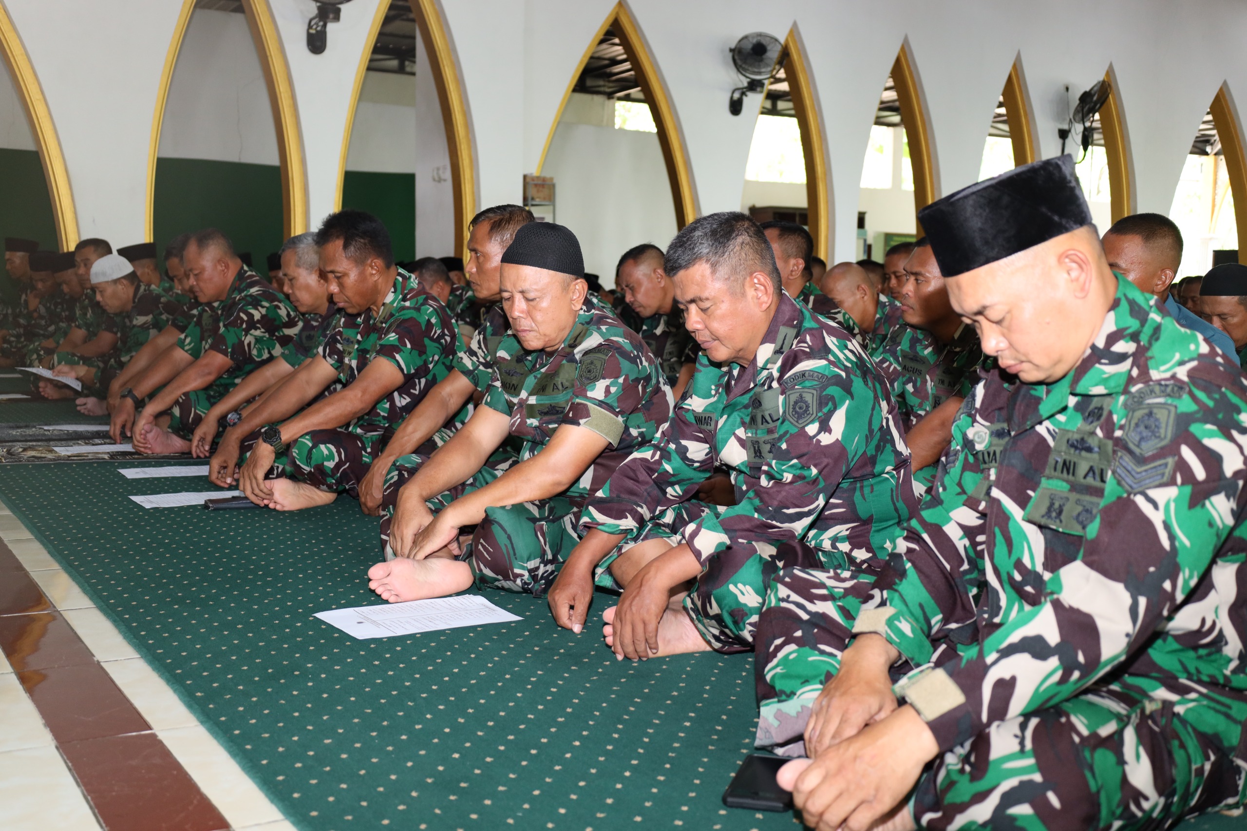 Foto ; Dankodikmar Pimpin Doa Bersama dan Santunan Anak Yatim dalam Peringatan HUT Marinir ke-79