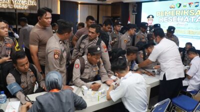 Polres Pelabuhan Tanjung Perak Cek Kesehatan dan Kelengkapan Petugas Pengamanan TPS Pilkada 2024