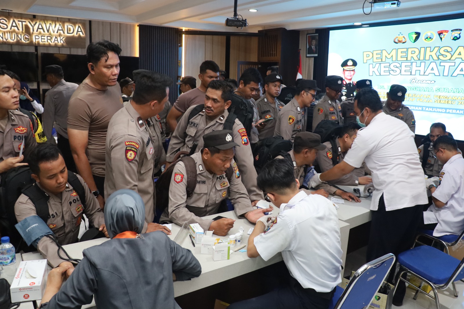 Foto : Polres Pelabuhan Tanjung Perak Cek Kesehatan dan Kelengkapan Petugas Pengamanan TPS Pilkada 2024