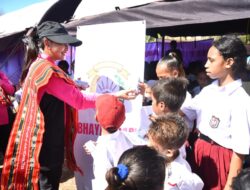 Ketum Bhayangkari Pusat Kembali Salurkan Ribuan Paket Bansos di Maluku Barat Daya