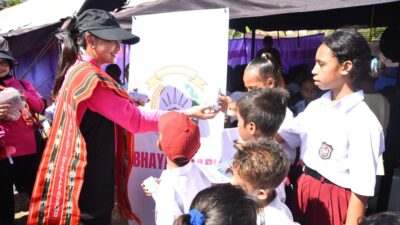 Foto : Ketum Bhayangkari Pusat Kembali Salurkan Ribuan Paket Bansos di Maluku Barat Daya