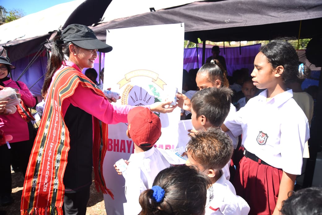 Foto : Ketum Bhayangkari Pusat Kembali Salurkan Ribuan Paket Bansos di Maluku Barat Daya