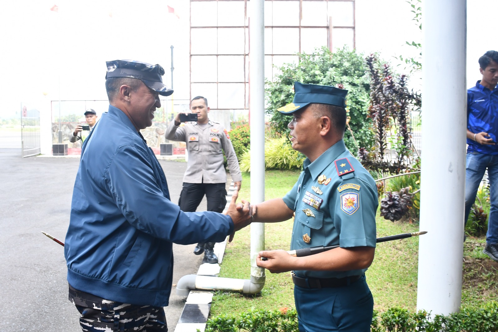 Foto : Tiba Di Manado Dankodiklatal Disambut Danlantamal VIII