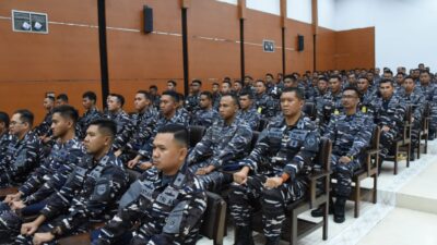 Foto : Dankodikopsla Kodiklatal Hadiri Penutupan Pelatihan Transition to Trained Trainers TNI AL