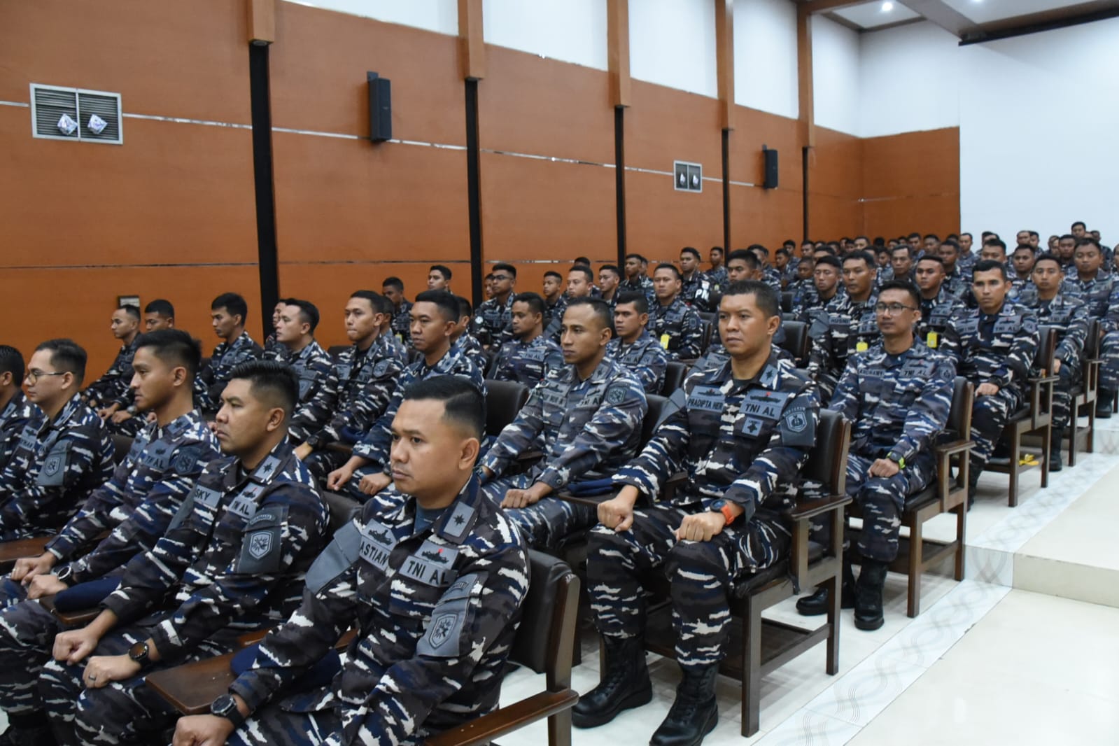 Foto : Dankodikopsla Kodiklatal Hadiri Penutupan Pelatihan Transition to Trained Trainers TNI AL