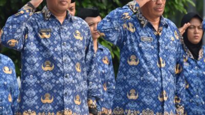 Foto : PNS Kodiklatal Peringati HUT KORPRI dengan Ziarah dan Tabur Bunga di TMP 10 Nopember Surabaya