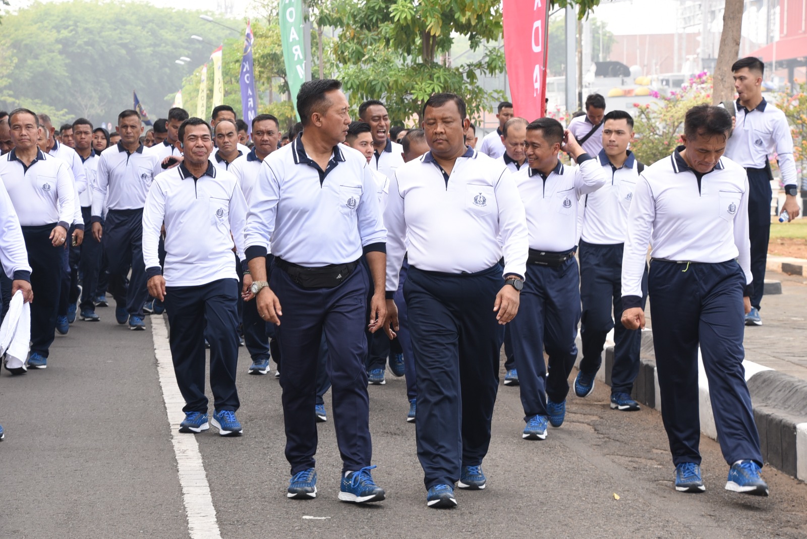 Foto : Meriahkan Hari Armada Tahun 2024, Dankodiklatal Ikuti Olahraga Bersama
