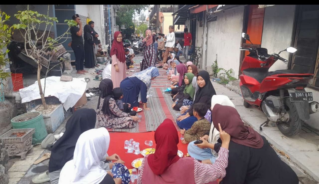 Foto : Prosesi tanya jawab berhadiah langsung yang di pimpin oleh kordinator Anak Yatim Piatu