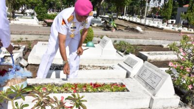 Foto : Peringati Hari Armada RI Tahun 2024, Dankodiklatal Ziarah Di TMP 10 November