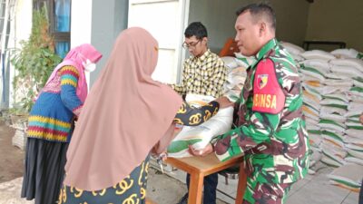 Foto ; Babinsa Monitoring dan Bantu Pendistribusian Beras Bulog di Wilayah
