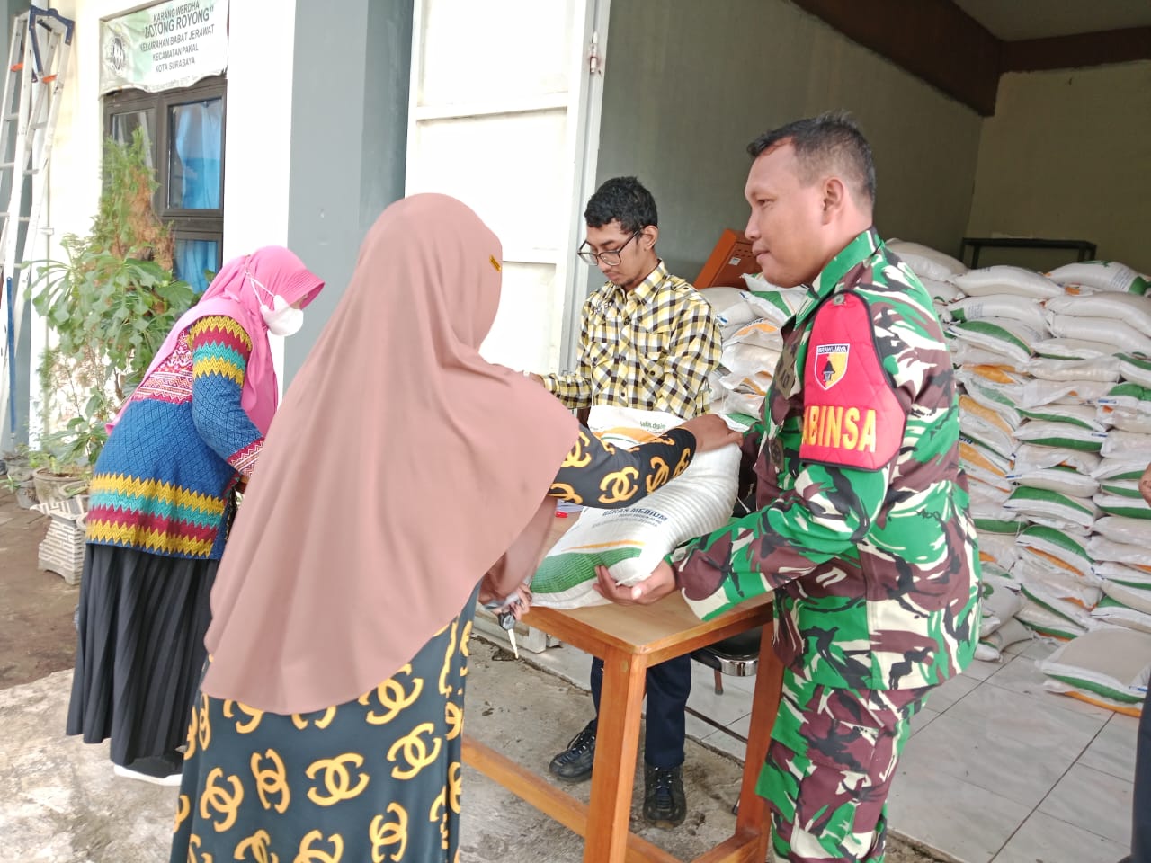 Foto ; Babinsa Monitoring dan Bantu Pendistribusian Beras Bulog di Wilayah