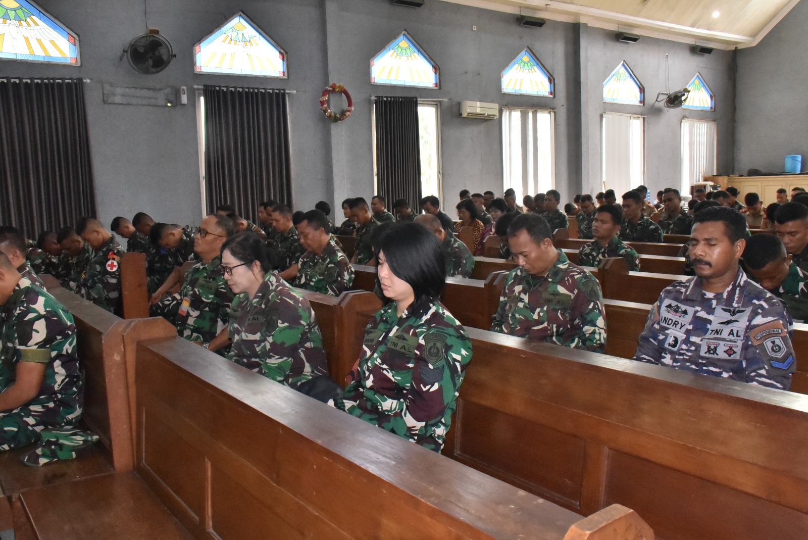 Foto : Jelang Perayaan Natal 2024, Siswa dan Antap Kodiklatal Laksanakan Doa Bersama