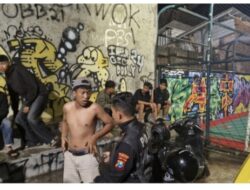Team JOGOBOYO Amankan 13 Remaja Terkait Tawuran dan Barang Bukti Senjata Tajam di Surabaya