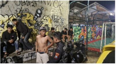 Foto : Team JOGOBOYO Amankan 13 Remaja Terkait Tawuran dan Barang Bukti Senjata Tajam di Surabaya