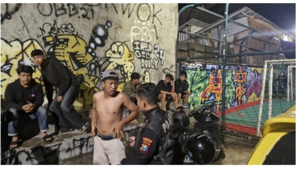 Foto : Team JOGOBOYO Amankan 13 Remaja Terkait Tawuran dan Barang Bukti Senjata Tajam di Surabaya