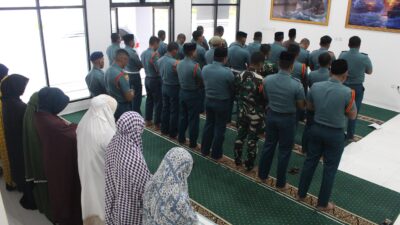 Foto : Satdik – 2 Kodiklatal Laksanakan Shalat Hajat, Istighosah Doa Bersama dan Pemberian Santunan