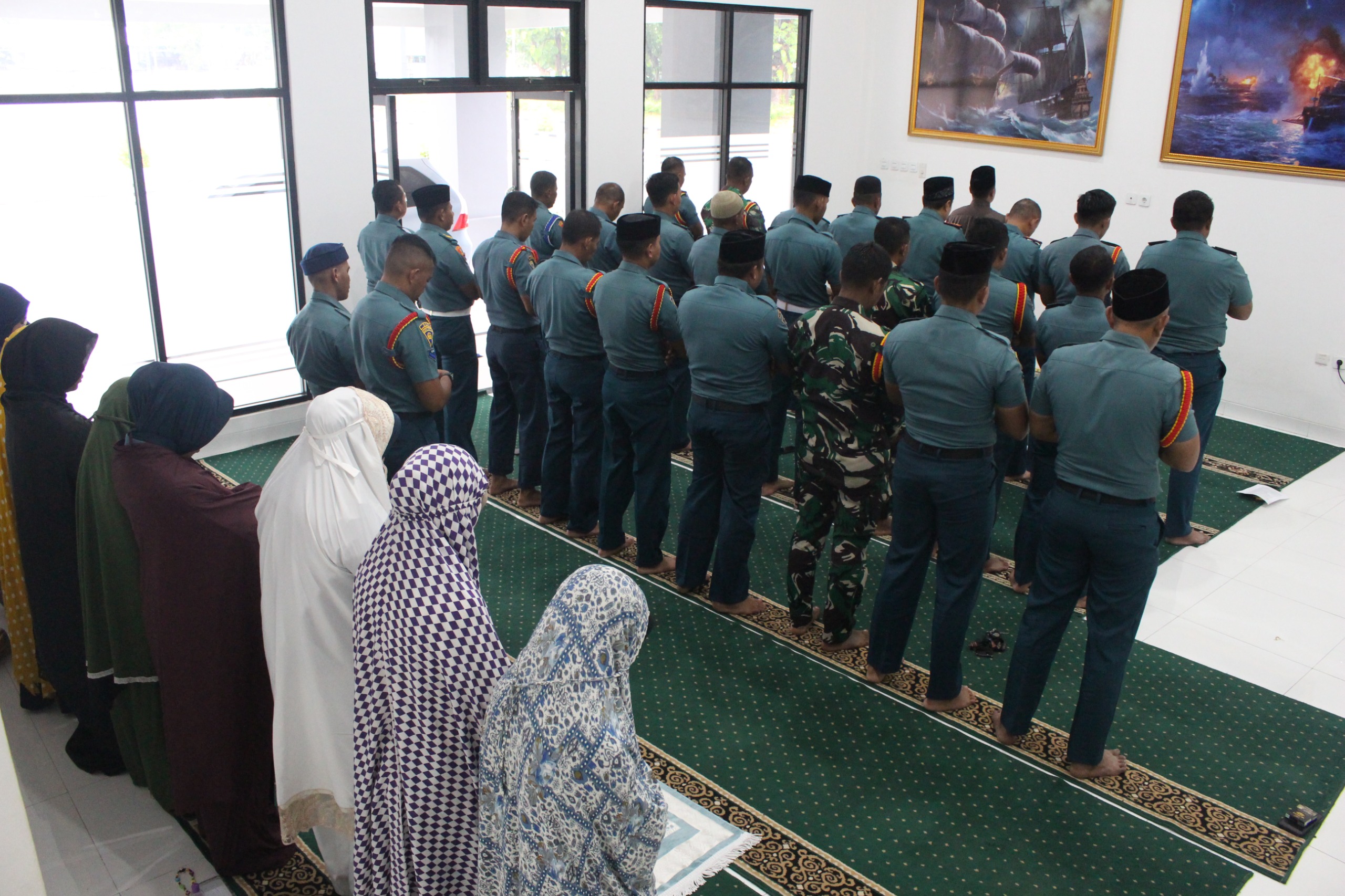 Foto : Satdik – 2 Kodiklatal Laksanakan Shalat Hajat, Istighosah Doa Bersama dan Pemberian Santunan