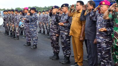 Foto : Dansatdik-3 Hadiri Penyambutan KRI Balongan-908 di Dermaga Lantamal XIV Sorong