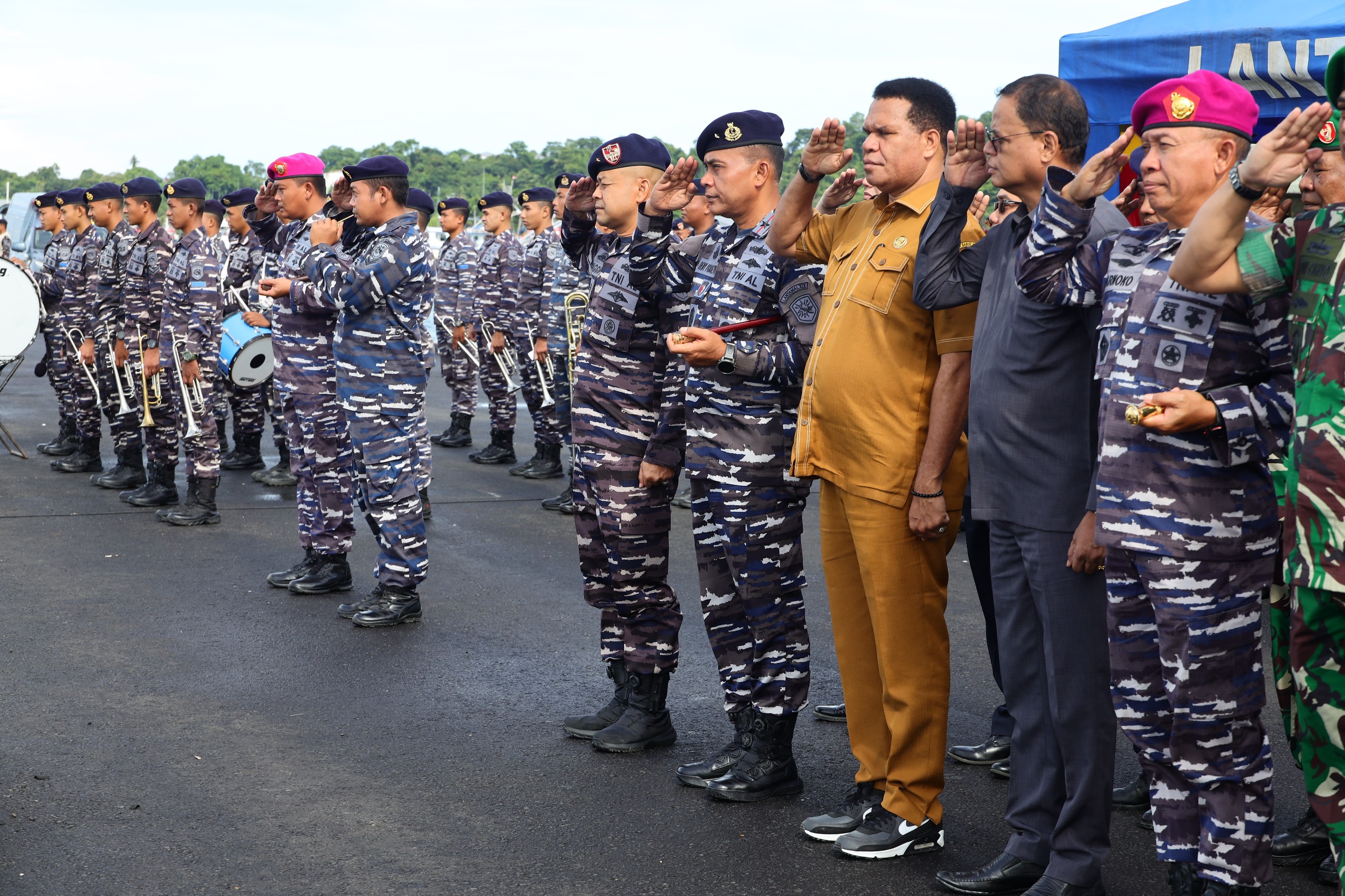 Foto : Dansatdik-3 Hadiri Penyambutan KRI Balongan-908 di Dermaga Lantamal XIV Sorong