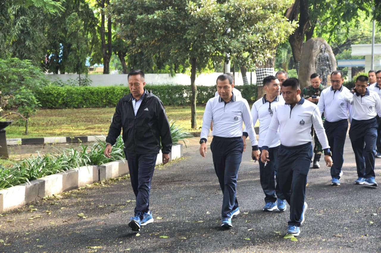 Foto : Tinjau Infrastruktur Kesatrian, Komandan Kodiklatal Pimpin Olahraga Pagi dan Tour Fasilitas