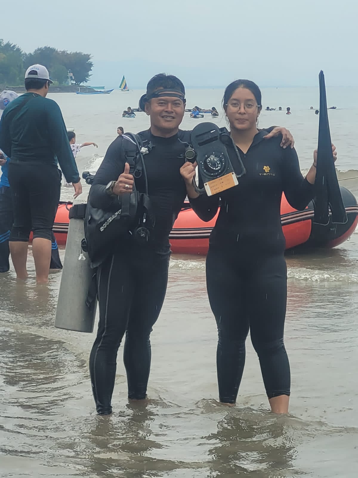 Foto : Dankodiklatal Bangga Prestasi Ayah Dan Anak Juara Selam Laut Gubernur Jatim Cup