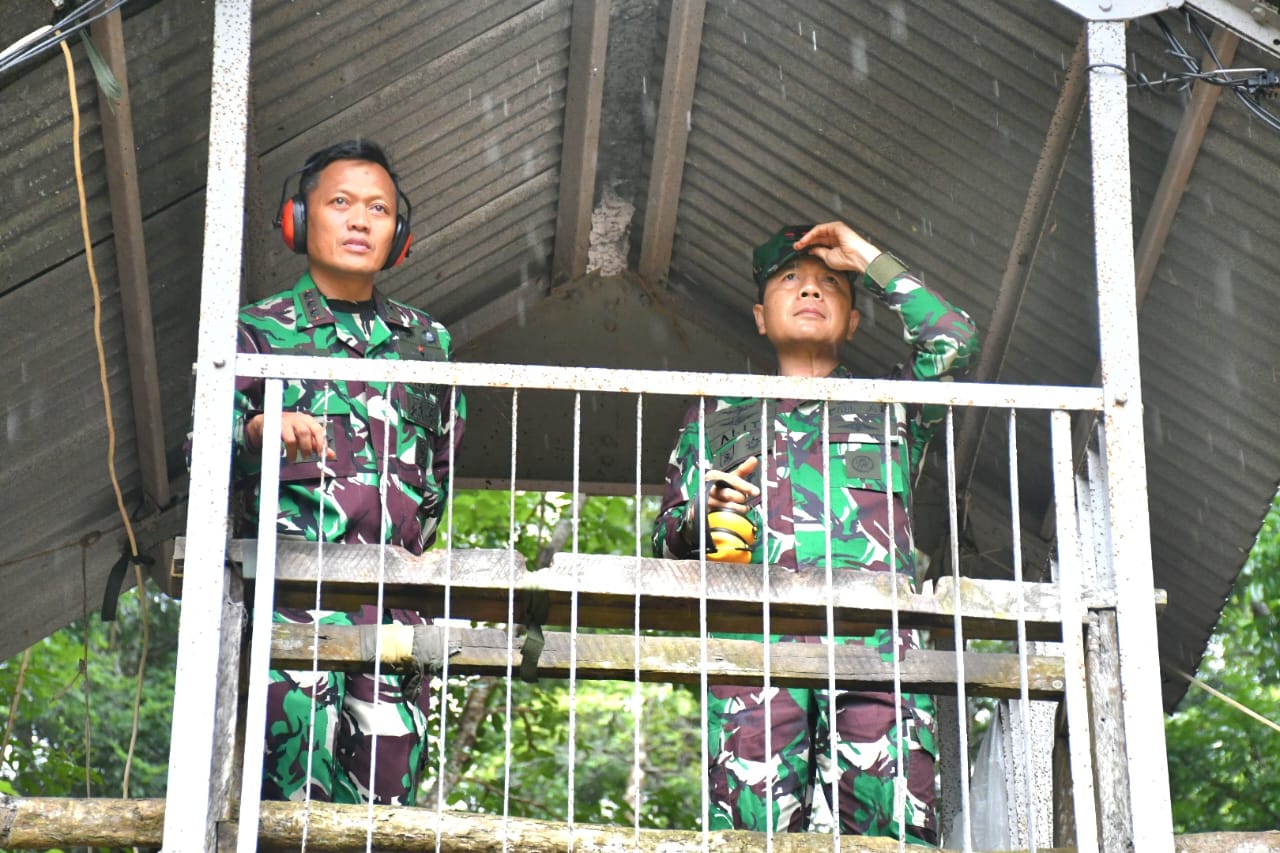 Foto : Wadan Kodiklatal Tinjau Lattek Berganda Siswa Dikmaba TNI AL Angkatan 44/2