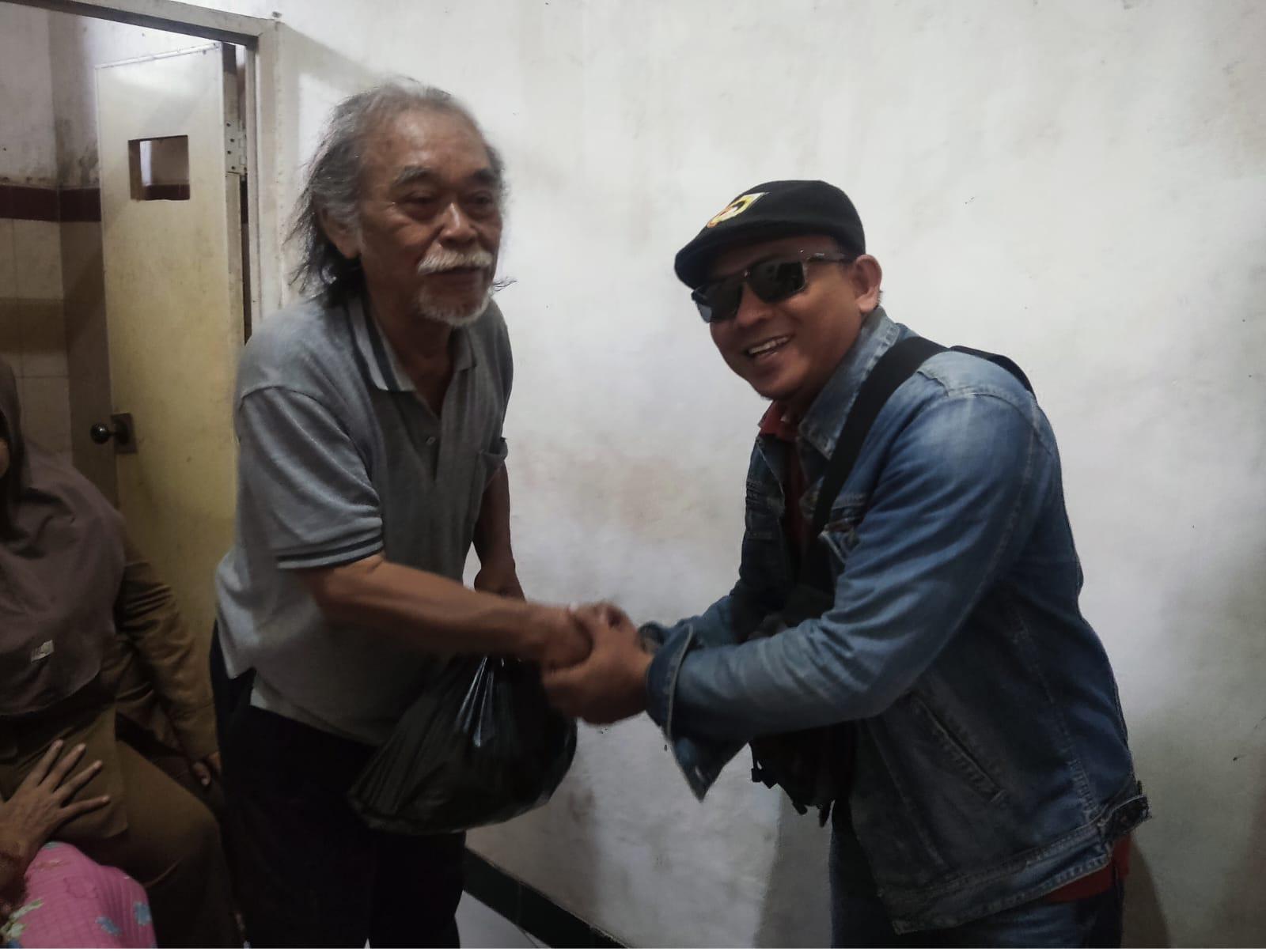 Foto : Lumpuh 3 Tahun, Pemuda Indonesia Bantu Warga Jagiran IV Surabaya