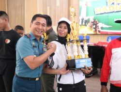 Peringati Hari Pahlawan Tahun 2024, Tim Kodikopsla Kodiklatal Juara I Lomba Gerak Jalan Mojokerto – Surabaya